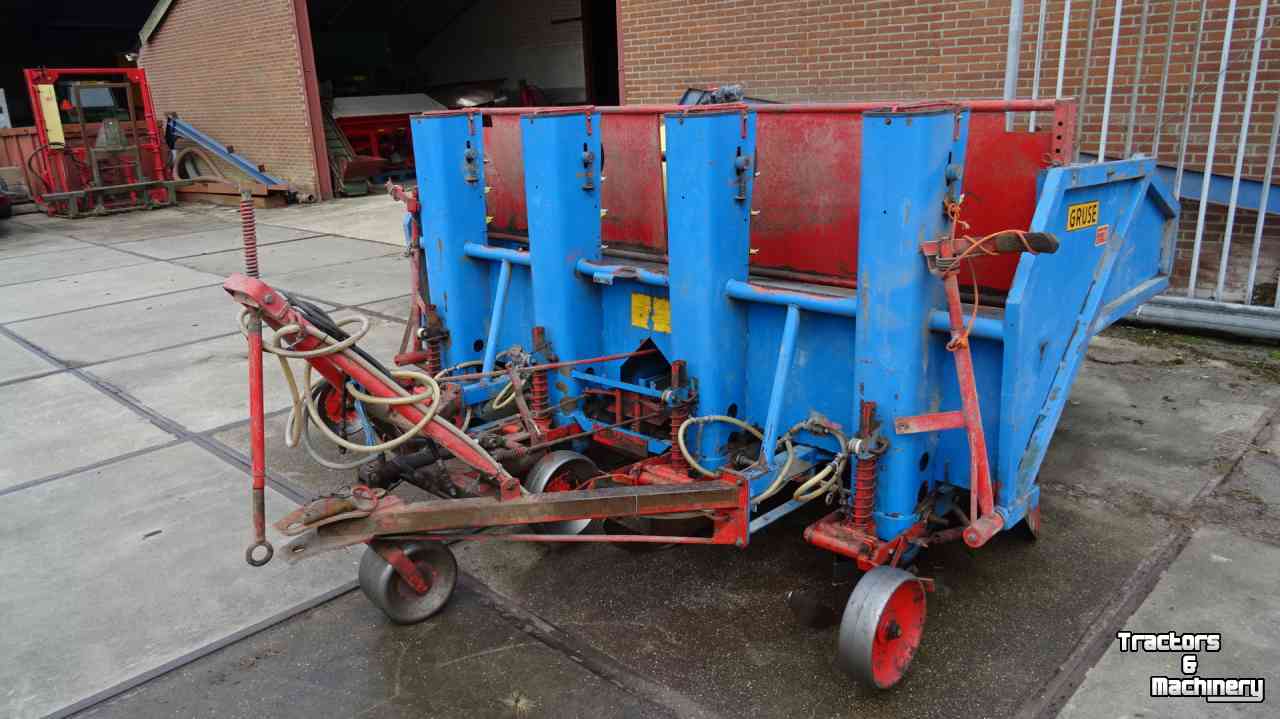 Potato planter Gruse VL-4 getrokken bekerpootmachine