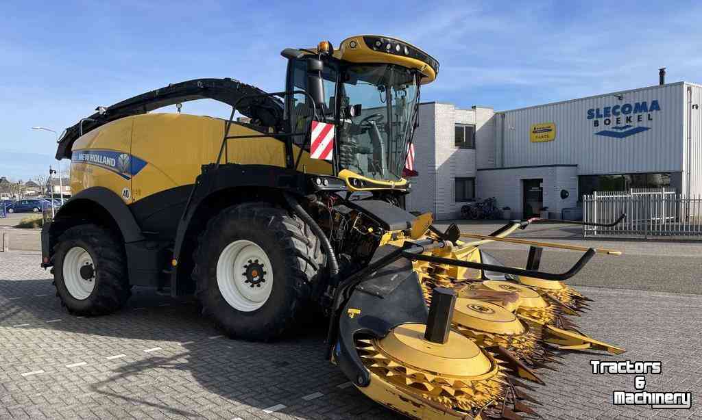 Forage-harvester New Holland FR550 + 8 rij maisbek 60BTIE