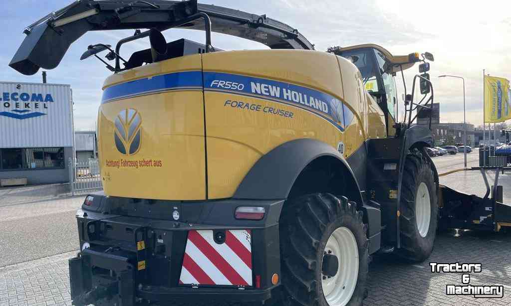 Forage-harvester New Holland FR550 + 8 rij maisbek 60BTIE