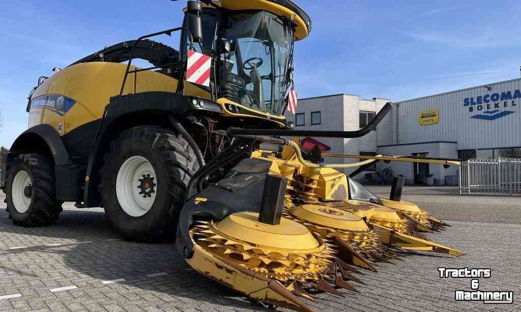 Forage-harvester New Holland FR550 + 8 rij maisbek 60BTIE