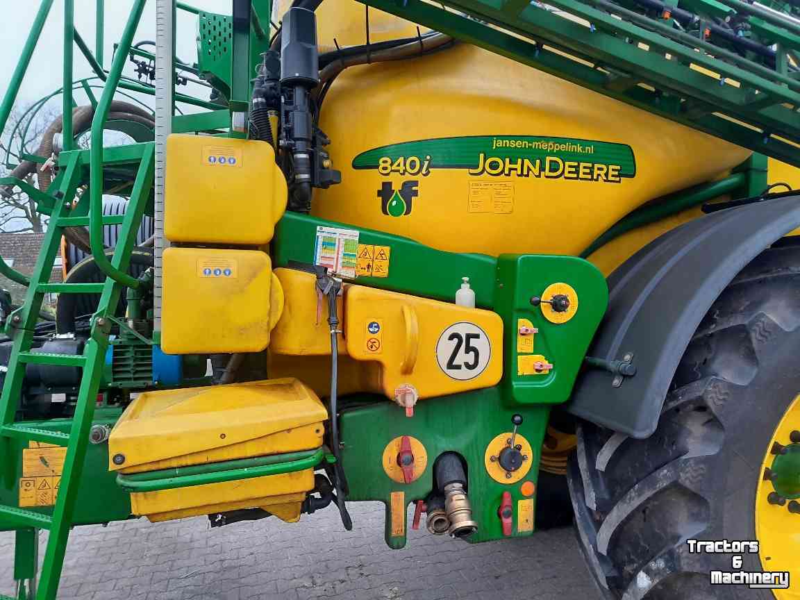 Fieldsprayer pull-type John Deere 840i