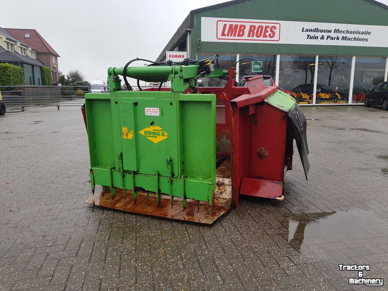 Silage grab-cutter Strautmann 220 KD Siloblitz voer doseerbak rechtslossend