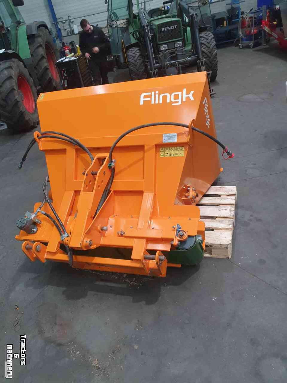 Sawdust spreader for boxes Flingk Z1000