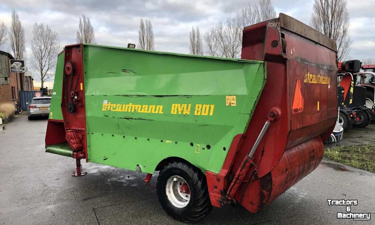 Silage-block distribution wagon Strautmann BVW 801 Blokkendoseerwagen Blokkenwagen