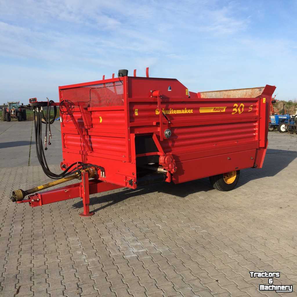 Silage-block distribution wagon Schuitemaker Amigo 30 S met messenset op wals