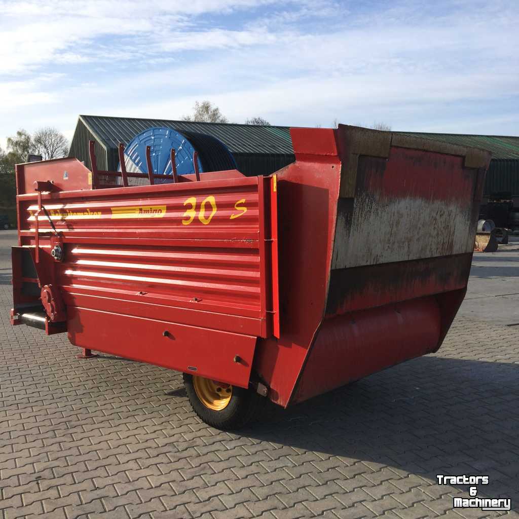 Silage-block distribution wagon Schuitemaker Amigo 30 S met messenset op wals