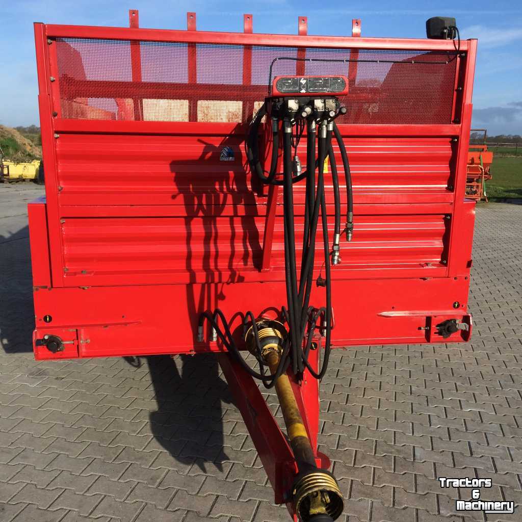 Silage-block distribution wagon Schuitemaker Amigo 30 S met messenset op wals