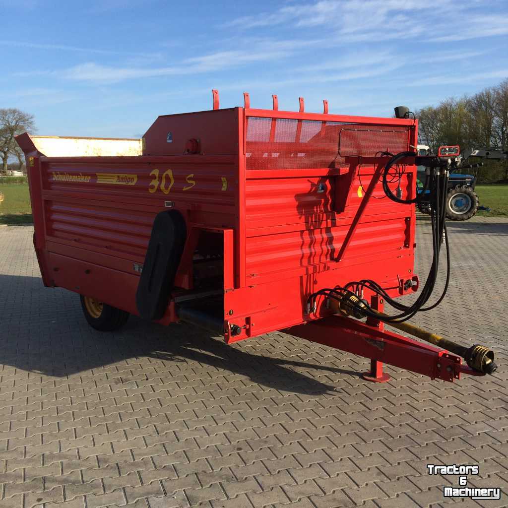 Silage-block distribution wagon Schuitemaker Amigo 30 S met messenset op wals