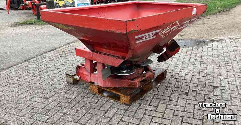 Fertilizer spreader Kuhn ZSB 900