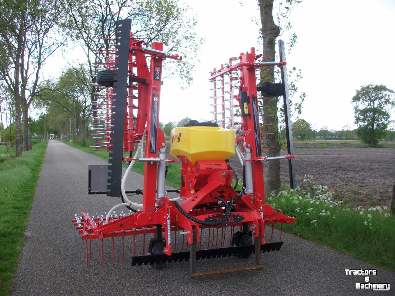 Other Hofstede NIEUW. Grasland weeder wiedeg  wied eg green groen door zaaier zaai machine