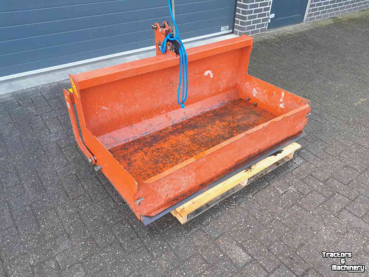 Tractor tipping boxes Hekamp grondbak