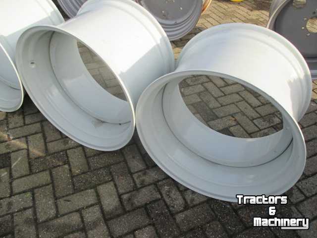 Wheels, Tyres, Rims & Dual spacers New Holland 4X DW20x30 150/203/8 vast/ 4x W18x28 zonder binnen plaat