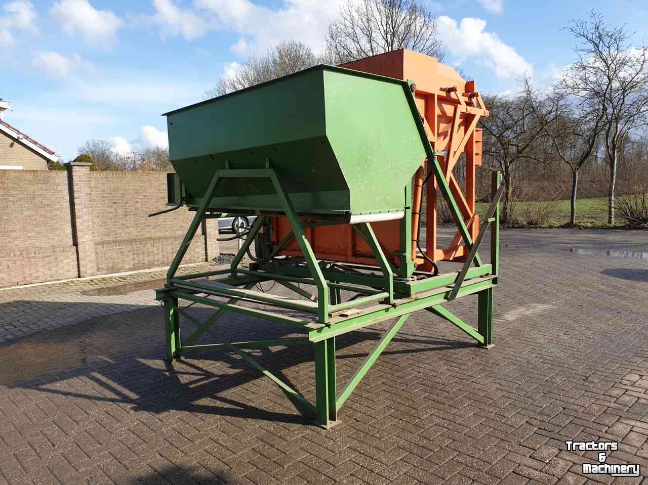 Bulk box tipper  Kistenkantelaar