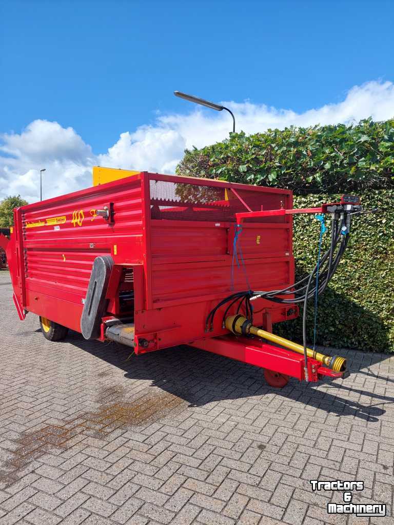 Silage-block distribution wagon Schuitemaker blowa 40F