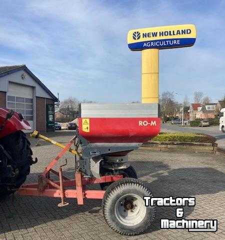 Fertilizer spreader Vicon RO-M Kunstmeststrooier op Wielstel