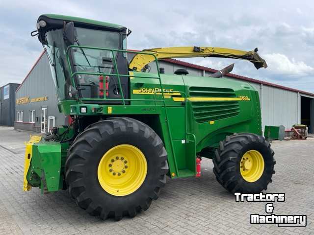 Forage-harvester John Deere 7300-4 WD