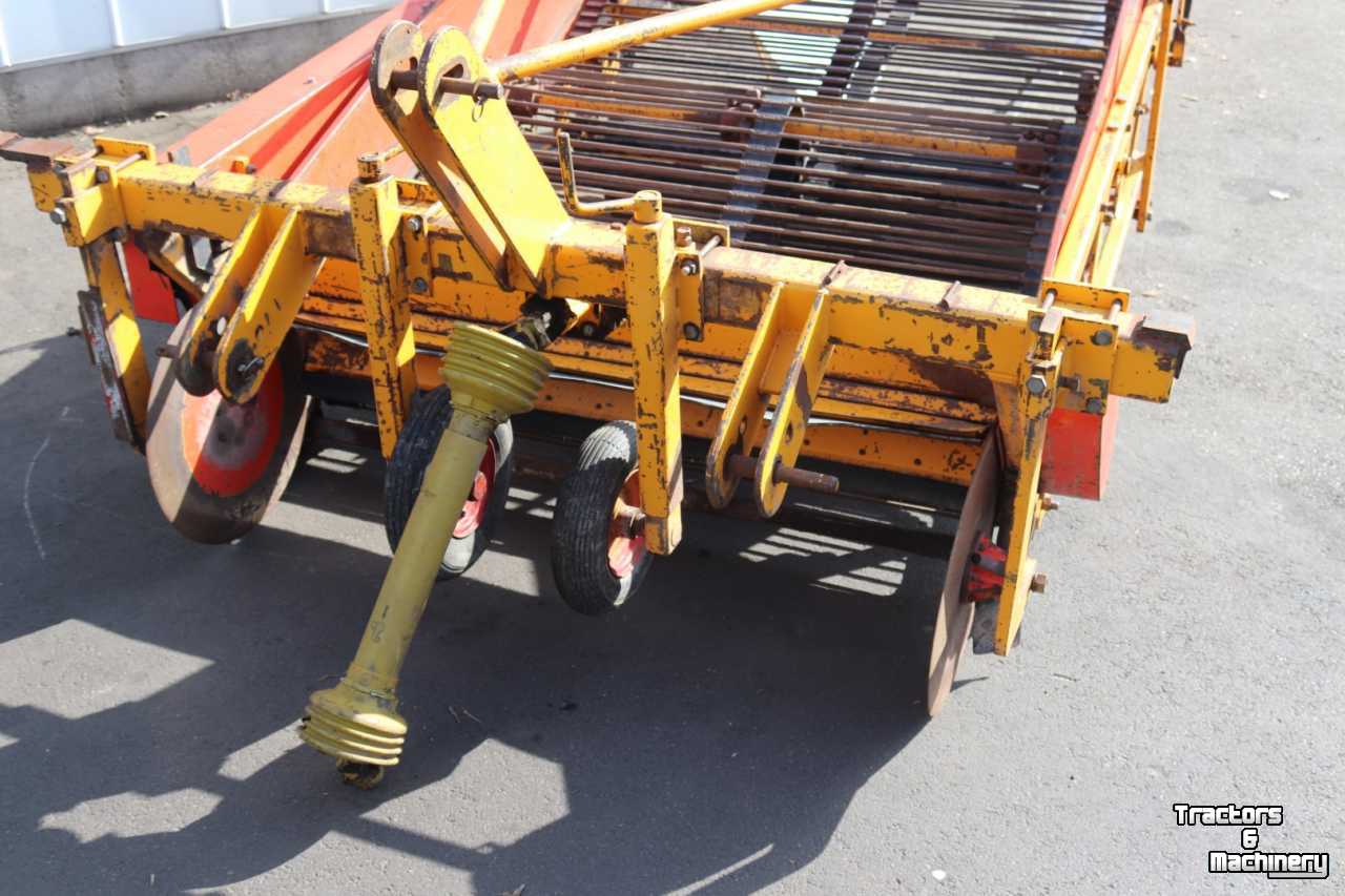 Onion harvester Samon Su2 Samon rooimachine voor uien  met rooias  De uien worden aan het eind van de machine op een zwad gelegd.  Deze rooimachine is uitgevoerd met :  150 cm spoor roterende rooias Voor driepuntsaanbouw Afvoer naar achteren Aandrijving via aftakas Schud / klo