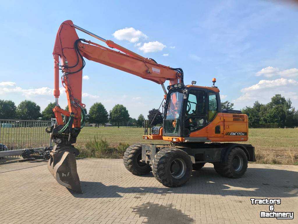 Excavator mobile Doosan DX170 W