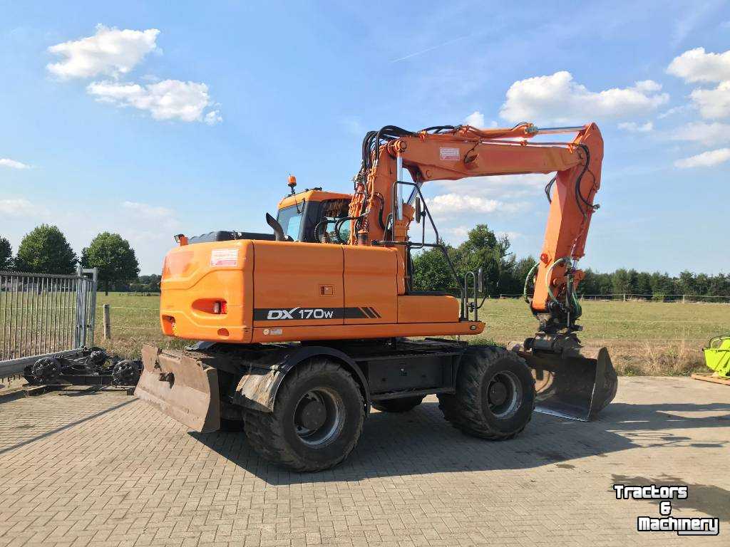 Excavator mobile Doosan DX170 W