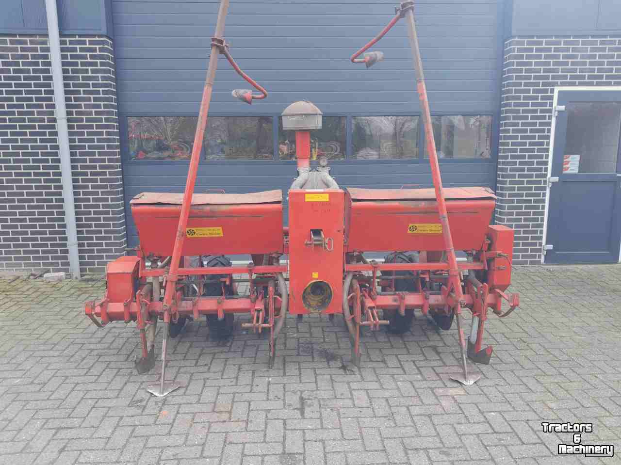 Seed drill Becker Aeromat T4 Maiszaaimachine