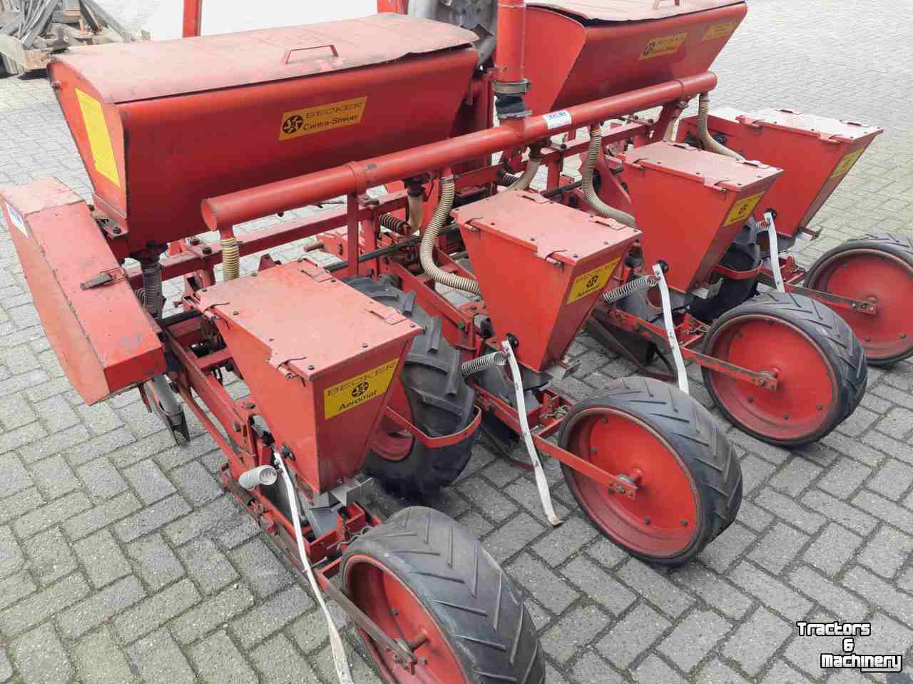 Seed drill Becker Aeromat T4 Maiszaaimachine