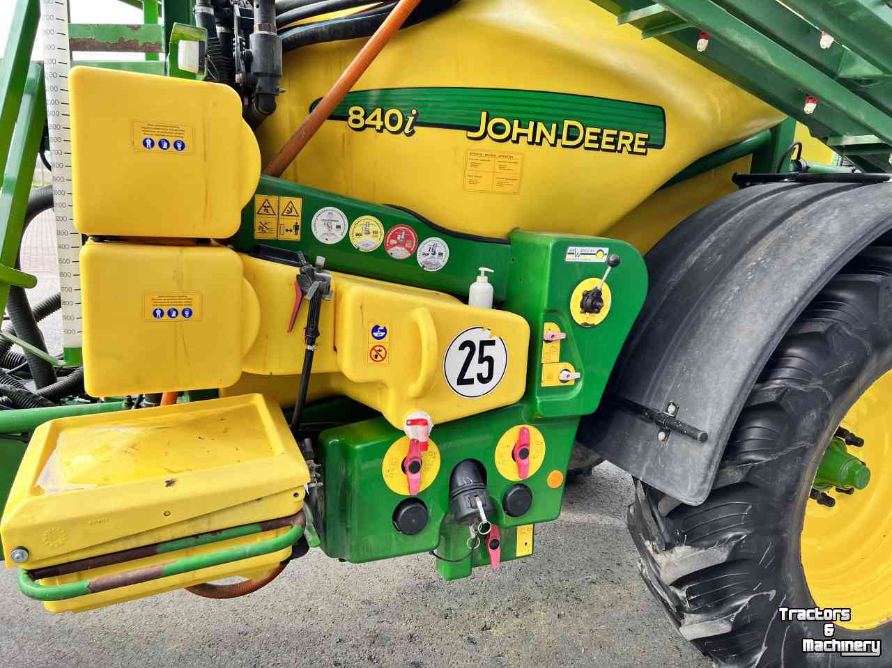 Fieldsprayer pull-type John Deere 840i