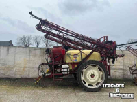 Fieldsprayer pull-type Hardi getrokken spuit 24 meter