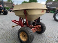 Fertilizer spreader Vicon Kunstmeststrooier op Wielstel