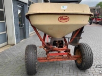 Fertilizer spreader Vicon Kunstmeststrooier op Wielstel