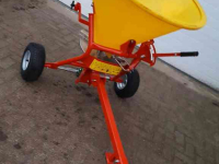 Fertilizer spreader  Jarmet getrokken kunstmeststrooier 200 ltr