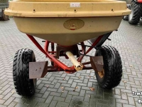 Fertilizer spreader Vicon Kunstmeststrooier / Pendelstrooier