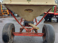 Fertilizer spreader Vicon Pendelstrooier