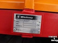 Receiving hopper Miedema Miedema SB-851RZ stortbunker   Stortbak met rollenreiniger en twee afvoerbanden  Regelbare snelheid d.m.v. frequentieregelaar Inclusief flowensors Tussenruimte rollen verstelbaar Tandwielen en kettingen van de rollenreiniger zijn grotendeels vervangen in 