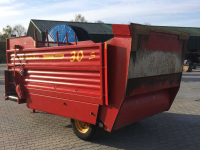 Silage-block distribution wagon Schuitemaker Amigo 30 S met messenset op wals