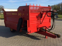 Silage-block distribution wagon Schuitemaker Amigo 30 S met messenset op wals