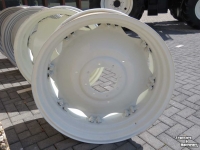 Wheels, Tyres, Rims & Dual spacers New Holland DW18x38 verstelbaar 8x2 vast 221/275/8gaats wit